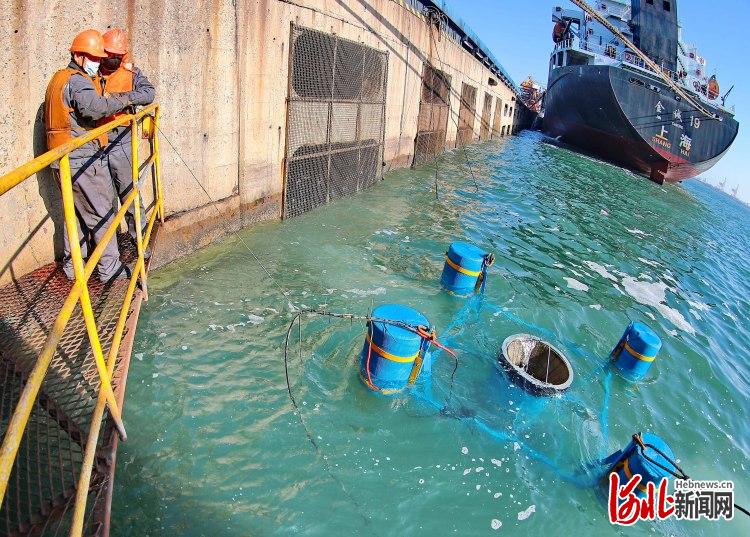河北：“海洋垃圾桶”在秦皇岛港投用