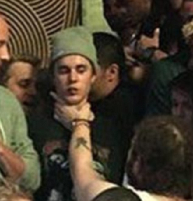 汀·比伯夜总会惹事被扼喉 用旁人手臂灭烟激