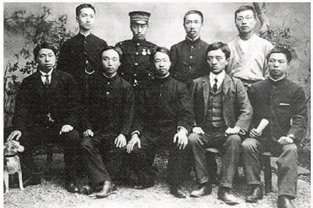 1905年华兴会部分领导人在日本留影，左一为黄兴，左四位宋教仁