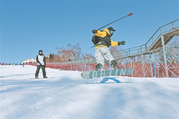第十九届亚布力滑雪节启幕 新雪季首滑同步开启