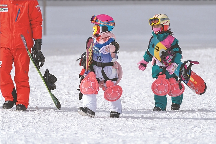第十九届亚布力滑雪节启幕 新雪季首滑同步开启