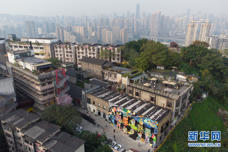 【城市远洋带图】重庆老厂房墙上绘出10米高非遗苗绣文化