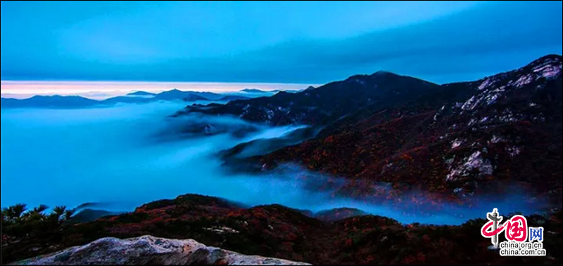 【点睛】有良辰,何愁没有美景?与你们相伴的,是天堂寨的秋色漫山,是与大自然高度和谐的统一。片叶沾身,有人为你轻轻拍下,晨露微凉,有人为你俯身遮挡。你在乎的,可能是山水,你更在乎的,是陪你行走于山水间的那个人。青山隐隐水迢迢,天堂寨里草未凋。秋草亦闲,陪你看尽这风情。 (金寨) 有些场景,你经常会忘记。 忘记你在哪遇见过谁,和那个人开怀大笑;又在哪,和谁擦肩而过,相忘江湖。 有些回忆,你经常会记起。 记起你在哪蓦然回首,寻找那片灯火阑珊;又在哪,和谁只争朝夕,相濡以沫。