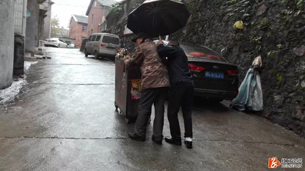 湖南邵阳城管雨中为七旬修锁匠撑伞：“大家都不容易”
