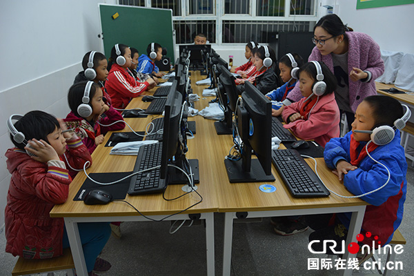 图片默认标题_fororder_鹤鸣小学电脑操作课（摄影-雷艳）