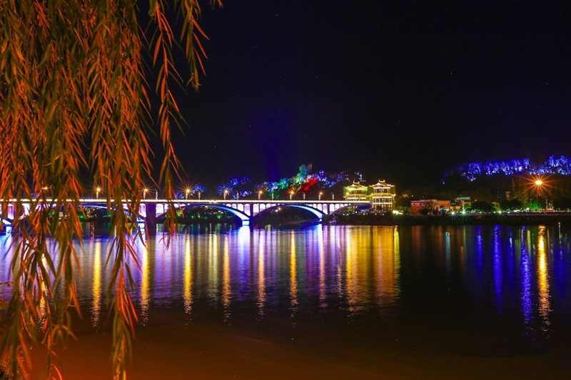 四川省楽山市でナイトクルージングが大人気