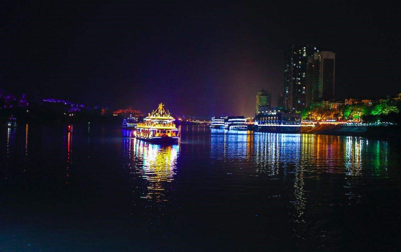 四川省楽山市でナイトクルージングが大人気