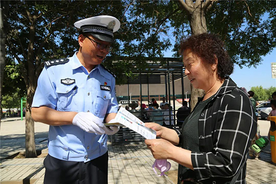 【B】河南省灵宝市公安交警大队举行“一盔一带”安全守护专项行动启动仪式