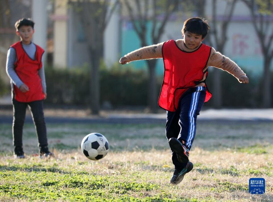 山东郯城：乡村孩子的足球梦