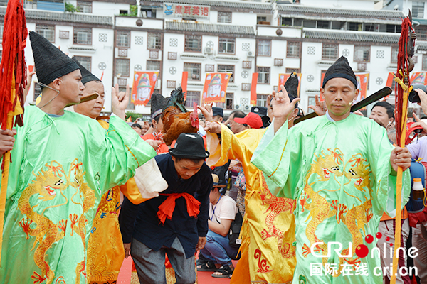 广西环江各族同胞欢庆毛南族“分龙节”