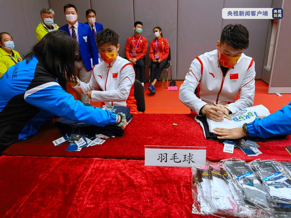 奥运健儿在香港举行示范表演 赠送观众签名礼物