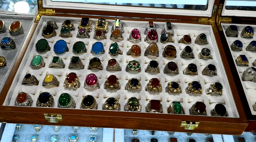 中东那些事儿丨揭秘阿富汗传统手工艺：五彩纷呈的宝石饰品
