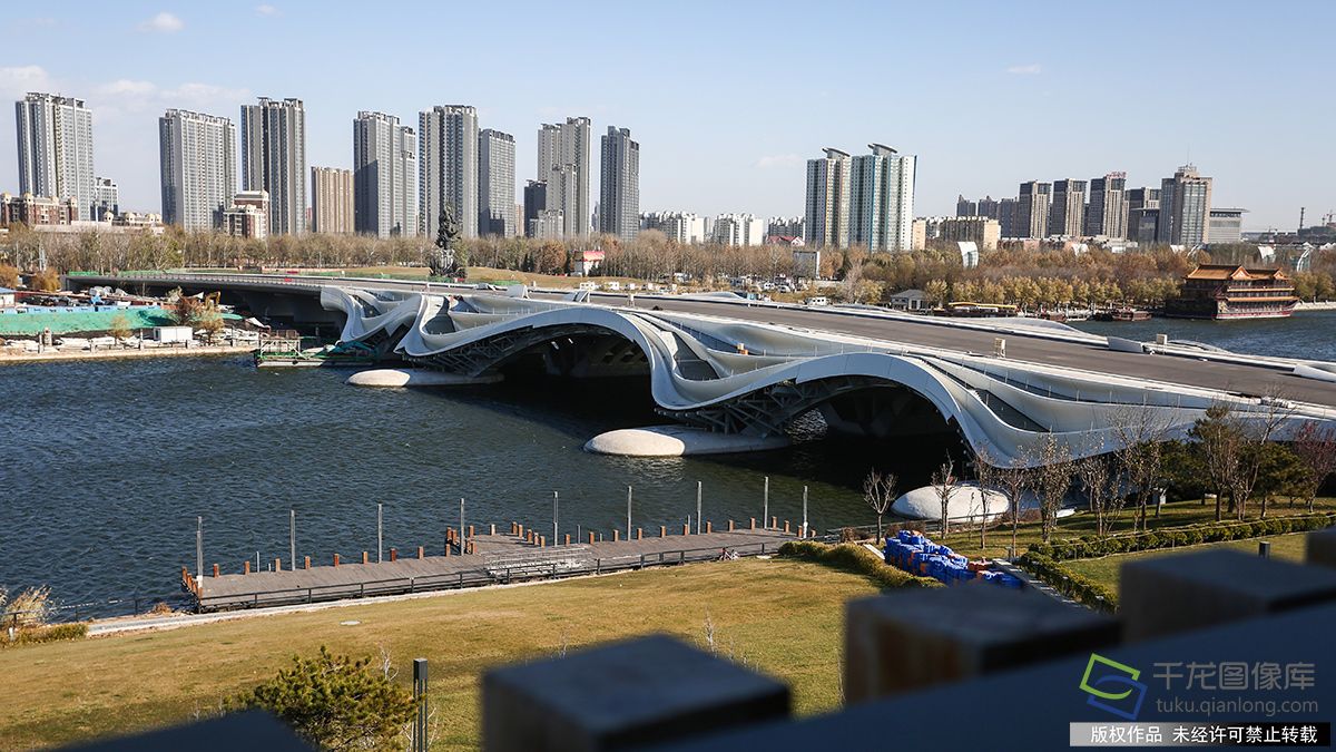 北京城市副中心景观大桥外貌初现流水造型犹如艺术品