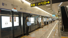 首批市民试乘南宁地铁5号线 智慧车站让出行更便捷_fororder_rBABC2GtbL2AL5zsAAAAAAAAAAA587.600x400