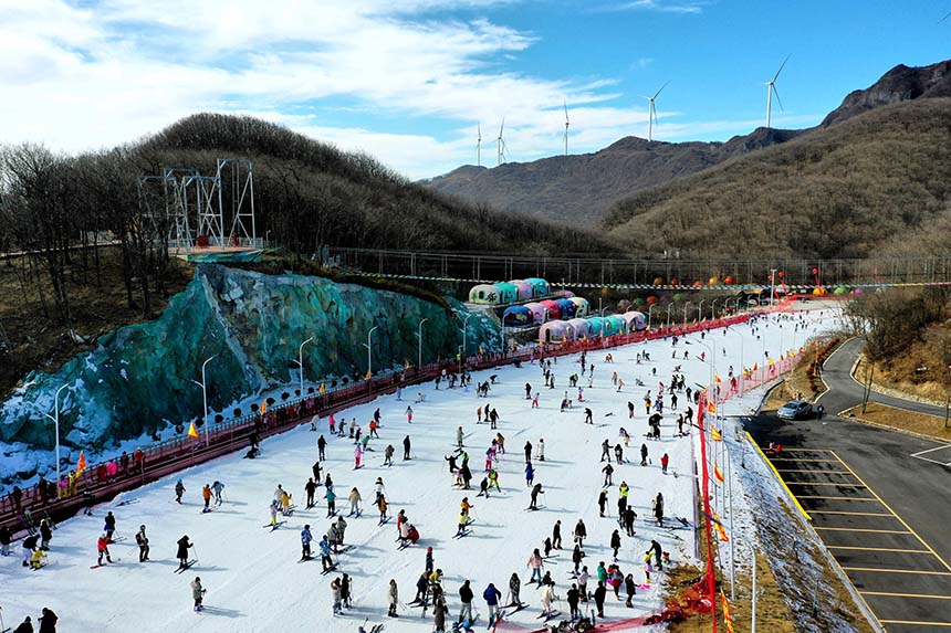 湖北保康：开启冬季“滑雪季”