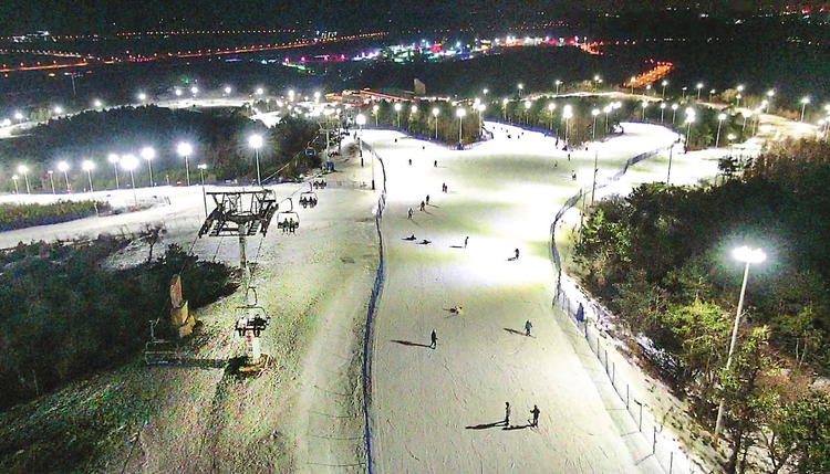 吉林省多个滑雪场开展夜滑运动 促进冰雪旅游提档升级