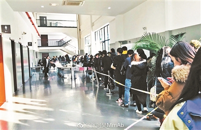 中戏推明星同款羽绒服滋生学生黄牛