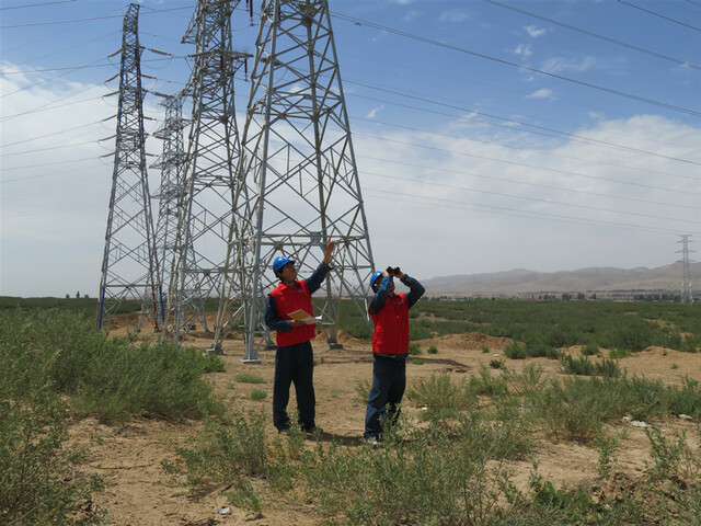 旗帜领航 电亮梦想:记国网中卫供电公司党员服务队 旗帜领航 电亮梦想:记国网中卫供电公司党员服务队_fororder_5_副本