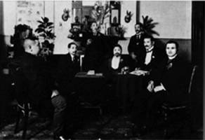 1911年12月26日，黄兴（前右三）与孙中山（前右二）在上海召开同盟会重要干部会议
