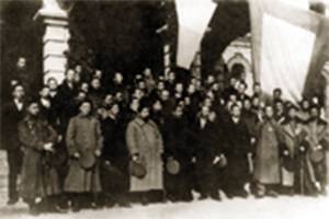 1912年1月28日，临时参议院成立时的合影(前排左四为黄兴)