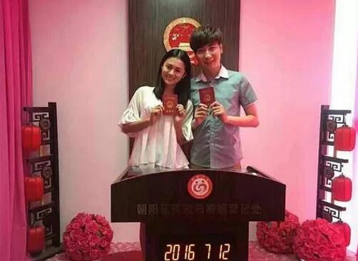 安悦溪隐婚老公疑曝光 小区内尬舞结婚照流出