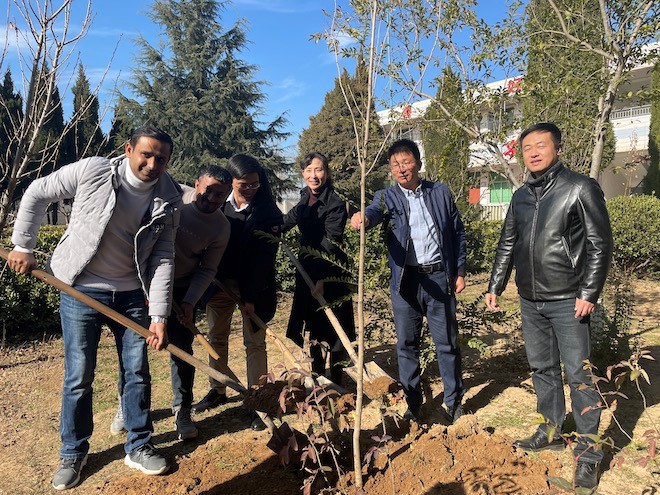 International Students Learn about the Development of Agriculture, Rural Areas and Farmers in Weinan, China