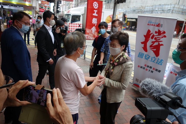 林郑月娥赴现场签名支持香港维护国家安全立法联署活动