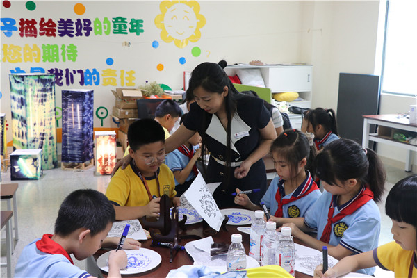 图片默认标题_fororder_香港打鼓岭岭英公立学校代表团了解青花瓷-供图-成都天府新区第四小学