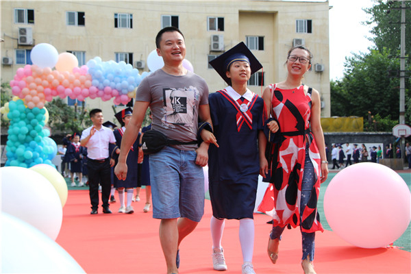 图片默认标题_fororder_孩子们在家长的陪同下走过红毯-供图-西南财经大学附属小学