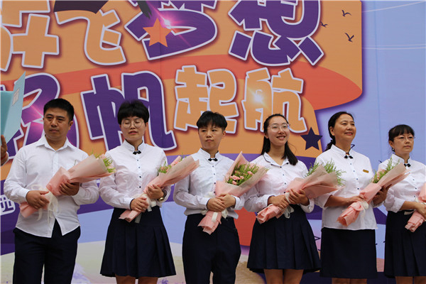 图片默认标题_fororder_学生代表为教师献花-供图-西南财经大学附属小学