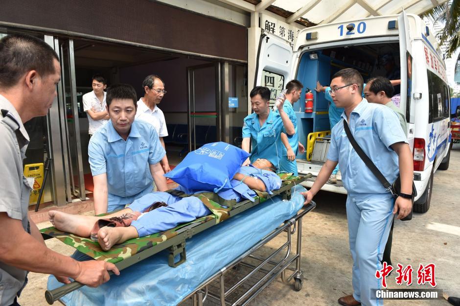 中国海军派巡逻机赴南沙永暑礁转运重病工人(组图)