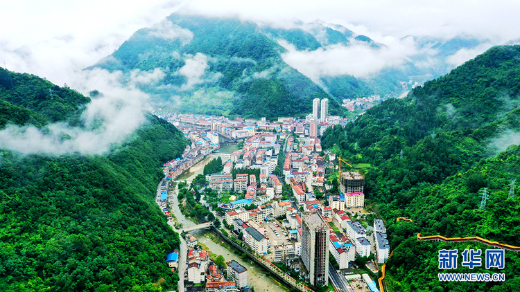 航拍：秦岭“绿都”宁陕 天高云逸山青水碧