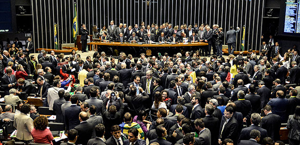 巴西众议院总统弹劾案投票达到通过票数 罗塞夫将被停职