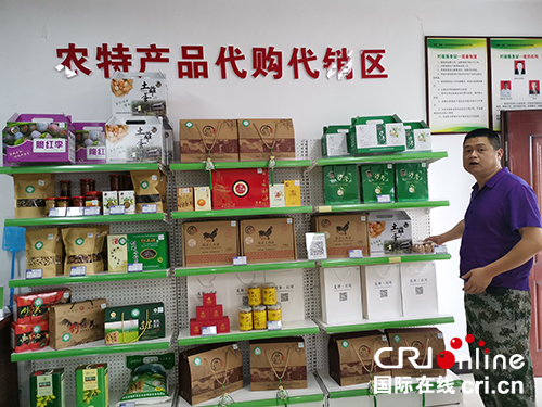 图片默认标题_fororder_柏垭乡党委书记周荣旭介绍生态农产品--摄影--徐琴