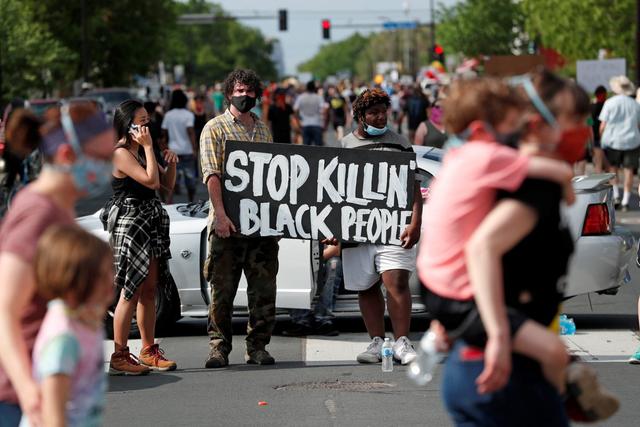 美国白人警察暴力执法黑人丧命 愤怒民众连日抗议