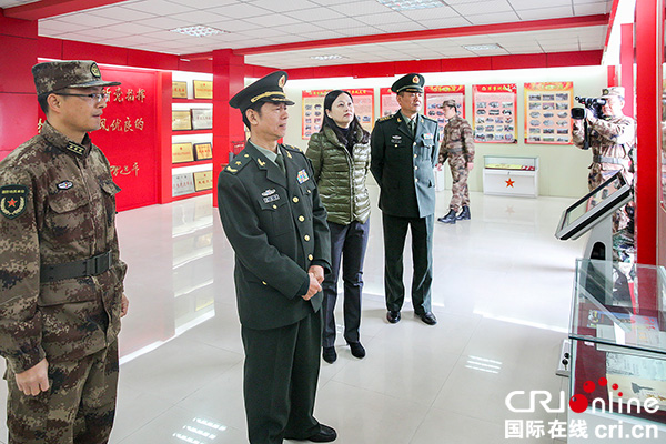 图片默认标题_fororder_冷志义（左二）一行参观贡井区人武部荣誉室