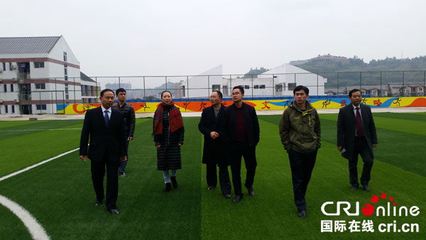 图片默认标题_fororder_实地检查400环跑运动场建设工地