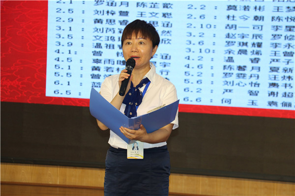 图片默认标题_fororder_成都市海滨小学程渝副校长宣读获奖名单-供图-成都市海滨小学