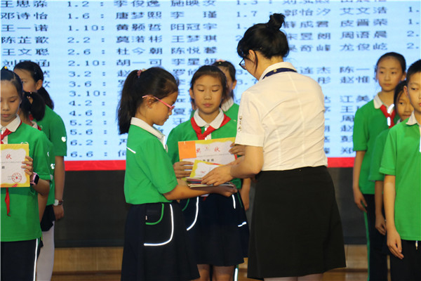 图片默认标题_fororder_成都市海滨小学副校长田敏为获奖者颁奖-供图-成都市海滨小学