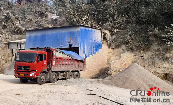 图片默认标题_fororder_环境违法现场（荣县环保局供图）