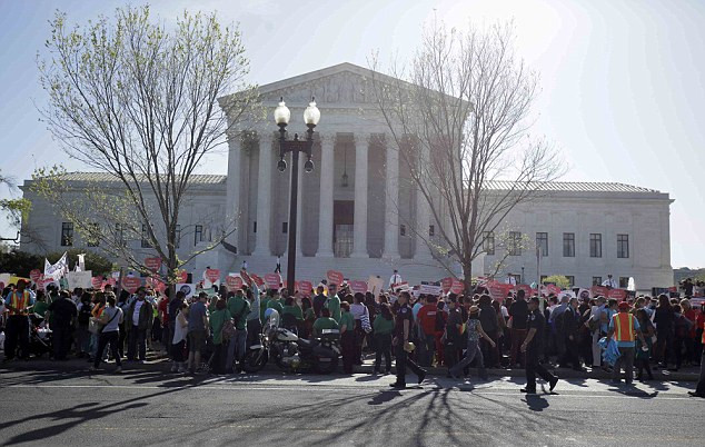 数百人在美最高法院外游行 支持奥巴马保护非法移民