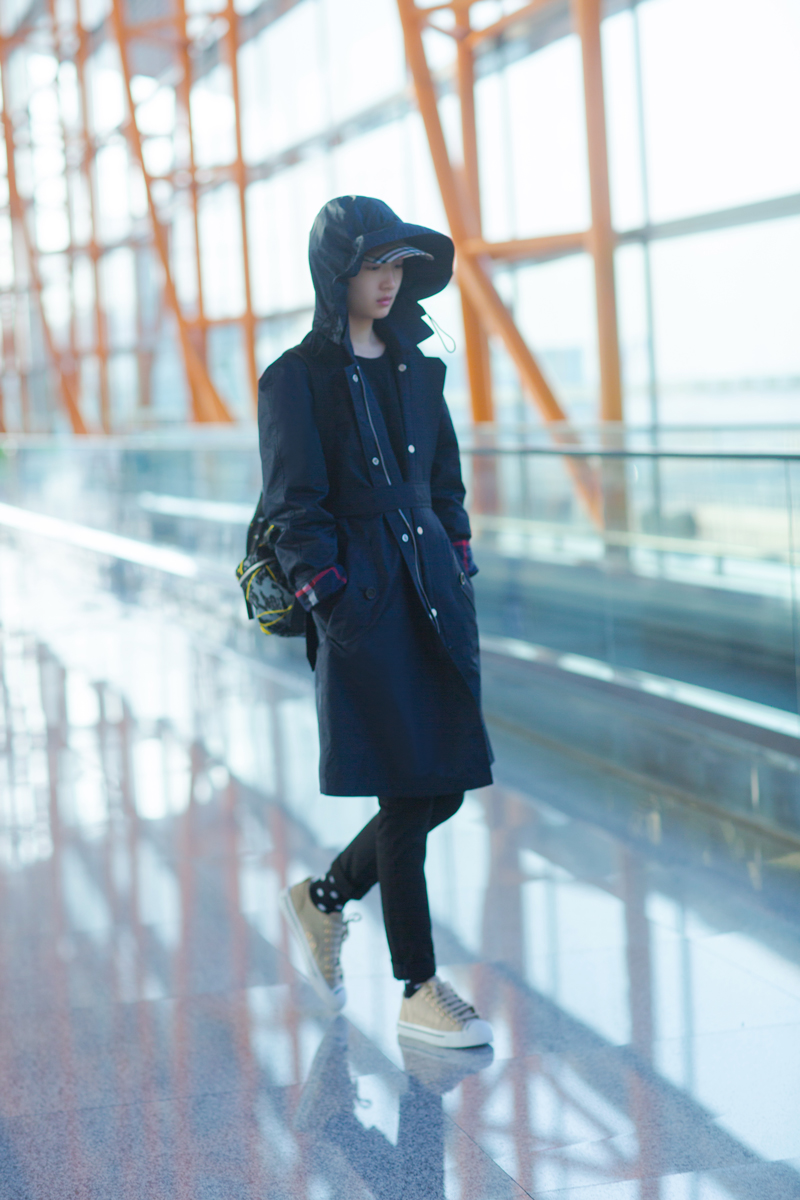 周冬雨藏青色长款风衣低调现身机场 出发金马奖