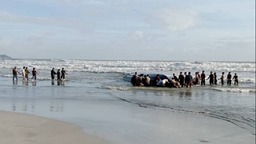 马来西亚海域一艘载60人移民船倾覆 10人溺亡29人失踪