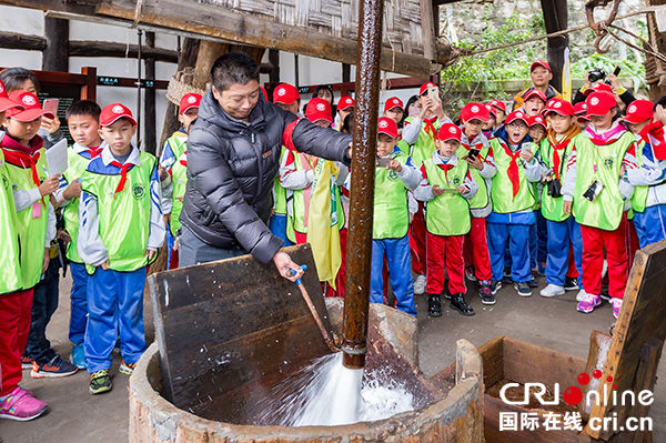 图片默认标题_fororder_观看超千米深井产卤（摄影--廖志全）