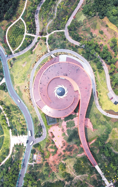 在层峦叠翠中游览观赏 大手牵小手登成都"城市之眼"