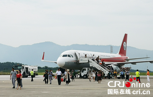 图片默认标题_fororder_乌鲁木齐至广元的航班乘客已抵达广元-摄影-徐琴