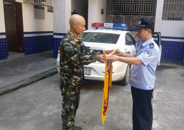 图片默认标题_fororder_市民送锦旗表感谢