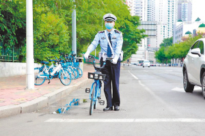交警“手把手”教你如何正确骑单车上道 骑单车打电话、混行机动车道将被查处