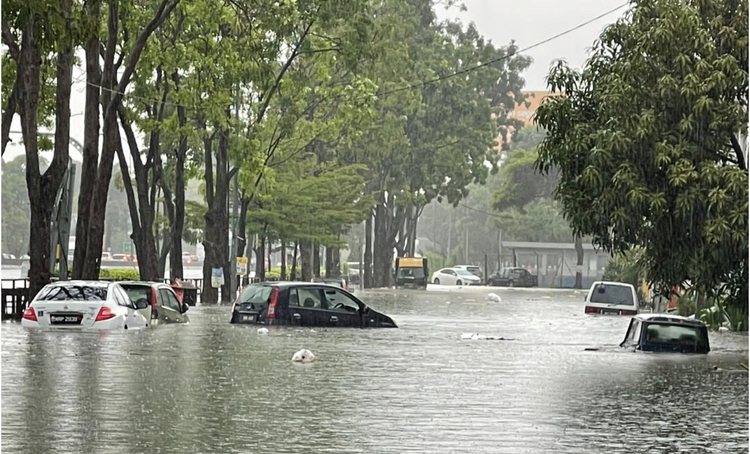 受强降雨影响 马来西亚多地发生水灾