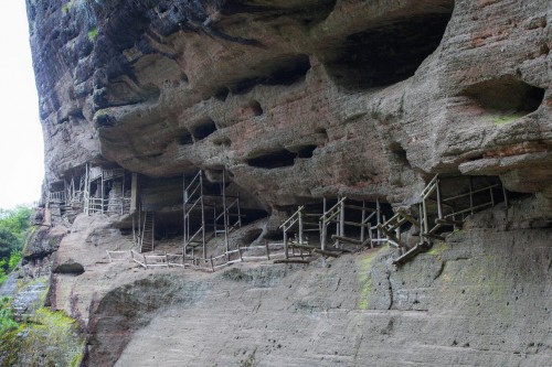 在接近水帘洞景区的山路边竖有一块石碑,上面写着"武夷古崖居遗构"